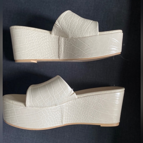 Billini Platform Shoes Slip-on Sandals Colour Cream Size 10 BNWOT - Picture 2 of 10